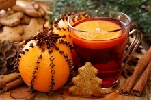 A dodając ją do herbaty, tej owocowej lub zwykłej, razem z goździkiem i cynamonem stworzymy świetny, ciepły, świąteczny napój.