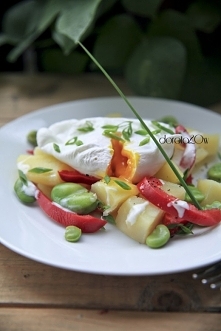 sałatka ziemniaczana z bobem i jajkiem w koszulce