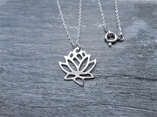 Naszyjnik Kwiat Lotosu. Sre...