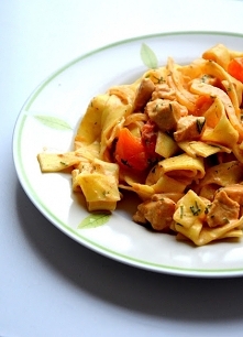 Makaron tagliatelle z kurczakiem i pomidorkami koktajlowymi