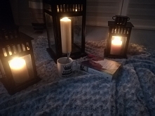 Miły wieczór, ciepłe kakao, książka pt. "światło między ocenami", polecam