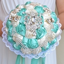 Bukiet ślubny wykonany ze sztucznych kwiatów z dodatkiem biżuterii