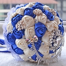 Bukiet ślubny wykonany ze sztucznych kwiatów z dodatkiem biżuterii