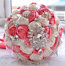 Bukiet ślubny wykonany ze sztucznych kwiatów z dodatkiem biżuterii