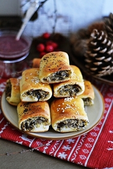 PASZTECIKI Z KAPUSTĄ I PIECZARKAMI
SKŁADNIKI OK. 30 SZT.:
Ciasto:

mąka pszenna 550 g. 
jaja średnie 3 szt.
sól 1 łyżeczka
cukier 1 łyżka
suche drożdże 1 op. (8-10 g.)
masło roz...