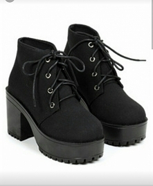 Poszukuję takich butów. Wiem, że były kiedyś w kolekcji H&M, ale już ich nie ma niestety. Kupię nawet używane o ile będą w dobrym stanie.