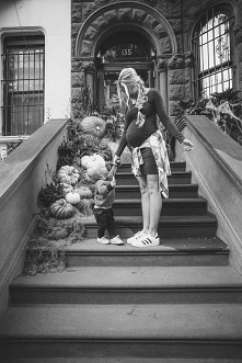 "Kobieta ma tyle siły, że zadziwia mężczyzn. 
Dźwiga ciężary losu, rozwiązuje problemy, jest pełna miłości, radości i mądrości. Uśmiecha się gdy chce krzyczeć, śpiewa, gdy chce się jej płakać, płacze, gdy się cieszy i śmieje, gdy się boi. Jej miłość jest niekontrolowana. Łzy są jej sposobem wyrażania smutku, wątpliwości, miłości, samotności, cierpienia i dumy. 
Walczy o to, w co wierzy, sprzeciwia się niesprawiedliwości, daje z siebie wszystko, jej miłość jest bezwarunkowa. Mimo przeciwności losu znajduje w sobie siłę, by żyć dalej, wie, że pocałunek i przytulenie mogą uleczyć złamane serce. 
Ma tylko jedną wadę… zapomina ile jest warta"

Anna Górska, Siła przeznaczenia