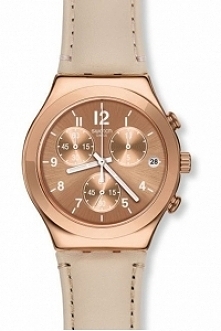 Swatch YCG416 szwajcarski zegarek damski Essential zasilany kwarcowym mechanizmem. Koperta wykonana ze stali w kolorze różowego złota oraz pasek z jasnej skóry. Posiada złoconą ...