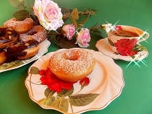 Pączki z dziurką, podzielniejsze i szybciej się smażą.