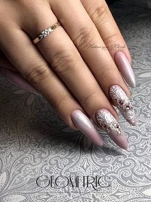 Połączenie hybrydy Sweet Biscuit i ombre z paint gelu Glitter Silver oraz ornamenty wykonane paintem Unique White<3