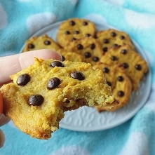 Pieguski:
✔80g mąki kukurydzianej
✔20g masła klarowanego
✔jajko
✔słodzidło
✔łyżka ciepłej wody
✔ewentualnie czekoladowe kropelki
Masło rozpuszczamy. Wszystkie składniki mieszamy...