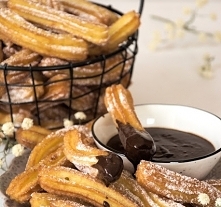 Churrosy z  domowym  sosem czekoladowym