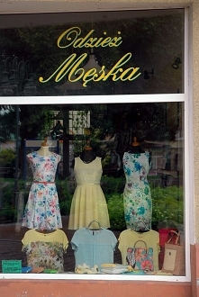 Podpatrzone w mieście Tuchola. Bardzo odważna witryna sklepu odzieżowego.