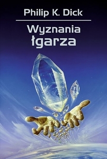 „Wyznania Łgarza” określa się jako „najlepszą z niefantastycznych” powieści Philipa K. Dicka. W istocie nie ma tu za wiele fantastyki poza urojeniami Jacka Isidore i sekty wiesz...