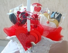 Koszyczek pełen słodkości na prezent ślubny