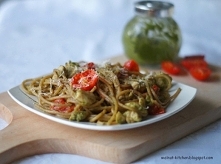 Spaghetti z pesto, kurczakiem i pomidorami