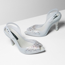 A co sądzicie o ślubnych butach z... gumy?
Ostatnio wpadły mi z oko takie od marki Melissa.