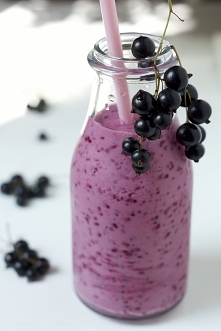 Idealne zamiast kawy :)
Składniki:

    500 g czarnych porzeczek
    sok z 2 cytryn
    4 łyżeczki cukru waniliowego
    200 ml mleka ryżowego lub jogurtu naturalnego

Jak wykon...