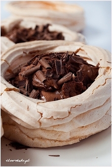 Mini Pavlova z musem czekol...