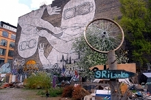 Recenzja książki "Cierpliwy snajper" i przy okazji kilka słów o graffiti. Również fotki z kilku miast pokazujące streetart. Kraków, Berlin, Poznań, Mostar,