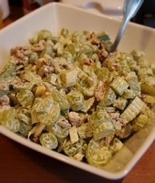 Selera musicie pokroić w kostkę, winogrona przekroić na połówki, a orzechy włoskie poszatkować. Na końcu dodać majonez i koniecznie odczekać z 2h przed podaniem. Można dodać kaw...