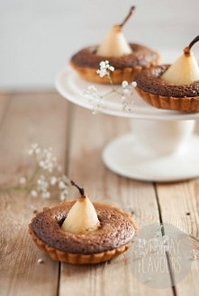 ORZECHOWE TARTALETKI Z GRUSZKAMI.