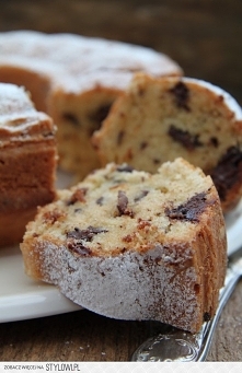 Wilgotna babka z ajerkoniakiem i kawałkami czekolady

250 g masła, miękkiego
250 g mąki
150 g gorzkiej czekolady
250 g cukru pudru
1 łyżka cukru waniliowego
szczypta soli
4 jajk...