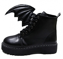 Oryginalne buty ze skrzydłami! Klikając w zdjęcie zobaczysz gdzie można je kopic!