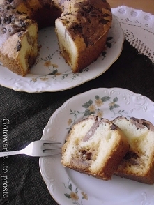 Babka z chałwą 

Składniki na formę z kominkiem o śred. 23 cm

    1 1/2 szkl mąki pszennej
    4 jajka
    3/4 szkl cukru
    1/2 szkl oleju
    1 płaska łyżeczka proszku do pi...