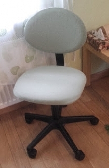 Kawałek materiału (w moim przypadku stary T-shirt), guma i i dziecięce krzesełko do biura jak nowe - tapicerowanie dla każdego :)