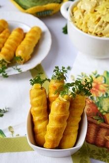 Wielkanocna sałatka w kształcie marchewki