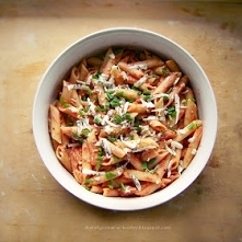 Mocno pomidorowe penne z niebieskim serem. 
320 g pełnoziarnistego penne 400 g pomidorów (mogą być z puszki)1 łyżka przecieru pomidorowego1 łyżeczka octu balsamicznego 50 g nieb...