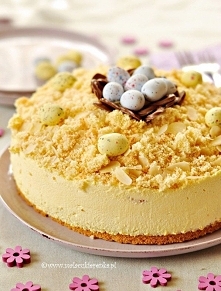 Tort śmietanowy z advocaatem

Składniki:
Biszkopt:
3 jajka, oddzielnie żółtka i białka
szczypta soli
100g cukru
2 łyżeczki cukru wanilinowego
80g mąki (użyłam tortowej)
30g mąki...