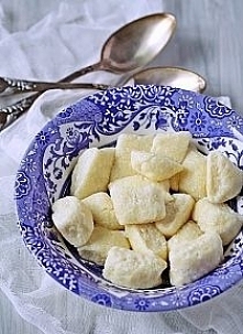 Leniwe idealne Składniki (na 1 porcję): 200 g twarogu w kostce (ten w trójkącie należy dodatkowo przetrzeć przez sito) 1/3 szklanki mąki 1 1/2 łyżki cukru pudru 1 jajko, żółtko ...