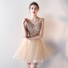 Piękne Szampan Sukienki Koktajlowe 2018 Princessa V-Szyja Bez Rękawów Aplikacje Z Koronki Rhinestone Cekinami Krótkie Wzburzyć Bez Pleców Sukienki Wizytowe