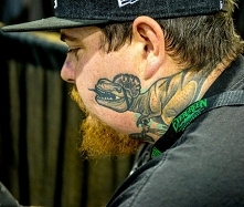 dinozaur tatuaż na policzku