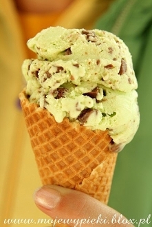 LODY MIĘTOWE


Składniki:

1 szklanka mleka
2 szklanki śmietany kremówki (podzielone 1 + 1)
2/3 szklanki cukru
szczypta soli
6 żółtek
170 g posiekanej czekolady (najlepiej pół n...