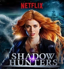 Clary Fray właśnie dostała się do Akademii Sztuki na Brooklynie. Wydawałoby się, że jest zwyczajną nastolatką, prowadzącą normalne życie. Jednak wszystko zmienia się w jej osiem...