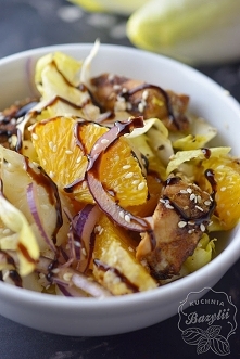 Sałatka z cykorią, kurczakiem i pomarańczą