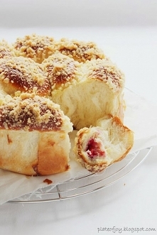 Drożdżowe bułeczki ze śliwkami i kruszonką