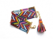 Szeroka, barwna bransoletka w stylu BOHO z koralików szklanych, wykonana ręcznie techniką tkania na krośnie. Całość składa się z trzech odrębnych części, połączonych wspólnym za...