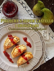 Piecuchów odsłona trzecia czyli pierogi z pieca z serem castello z niebieską pleśnią i gruszkami podane z żurawiną