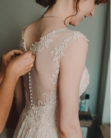 Sprzedam, Wrocław
Lekka suknia ślubna wykonana z koronki i muślinu.
Więcej info na prv