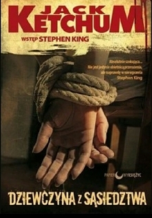 Jack Ketchum " Dziewczyna Z Sąsiedztwa ".  Dziewczyna z sąsiedztwa to jedna z najsłynniejszych powieści grozy ostatnich lat, uznawana za jedną z najbardziej wstrząsają...