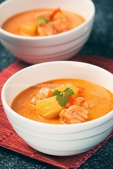 Kokosowy gulasz z łososiem i ananasem