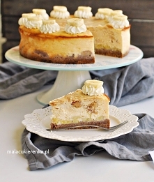 Sernik z bananami i masłem orzechowym. Przepis po kliknięciu w zdjęcia.