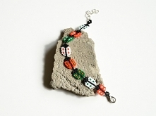 Lekka i bardzo kobieca, ręcznie wykonana bransoletka z koralików szklanych. Wzór w kolorowe biedronki wzbogaci wiosenną stylizację!