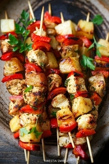 Kurczaka 1 podwójny pokroić w grubszą kostkę. Wrzucić do marynaty. Cukinię, paprykę dać na talerz, polać oliwą, doprawić np przypr do sałatek. Ananasa pozostawić bez żadnych przypraw. Szaszłyki włożyc do nagrzanego piekarnika 200 st funkcja grill+termoobieg na 15 min. Nie ma potrzeby obracania.