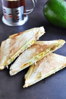 awokado - 1 szt.
sok z limonki - do smaku
czosnek - 2 ząbki
sól - do smaku
pieprz - do smaku
jajka - ok. 3 szt.
chleb tostowy
Instrukcje
Jajka ugotować na twardo, obrać, pokroić...