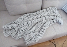 Wykonam narzutę, koc, pled, komin, szalik. 

Ty wybierasz kolor :-)

Ty wybierasz rodzaj wełny :-) (Na zdjęciu 100% akryl)

Ty wybierasz długość i szerokość :-)
(Narzuta zamiesz...